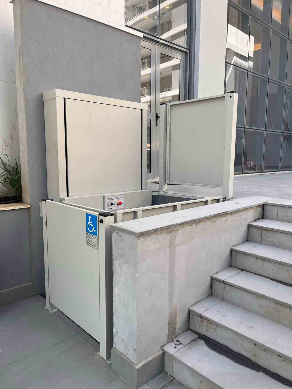 Foto de Plataforma de acessibilidade Semi-Cabinada da Premium Elevadores