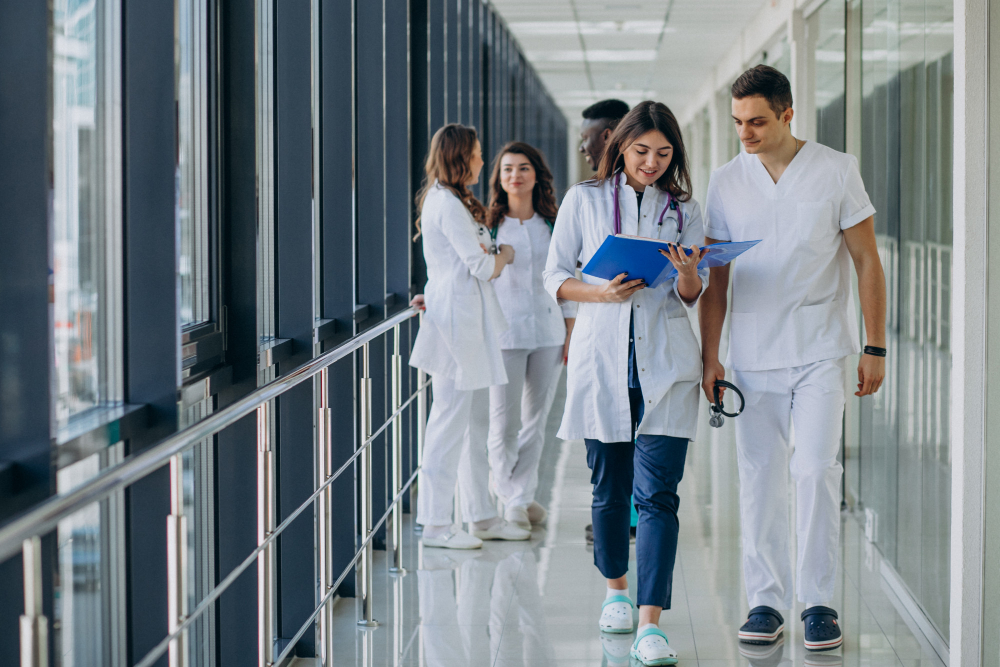 A imagem mostra um corredor hospitalar movimentado