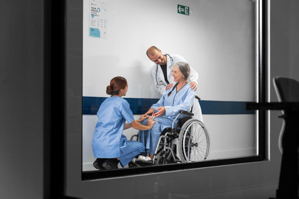A imagem mostra alguém saindo do hospital, usando o elevador