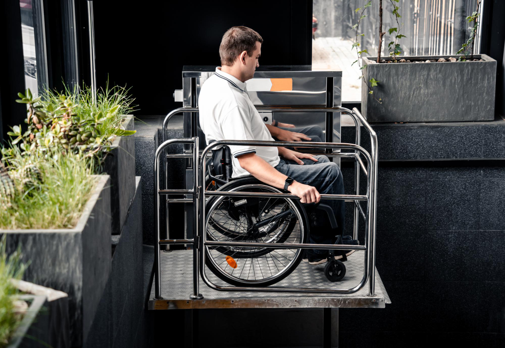 A imagem mostra um homem usando uma plataforma elevatória
